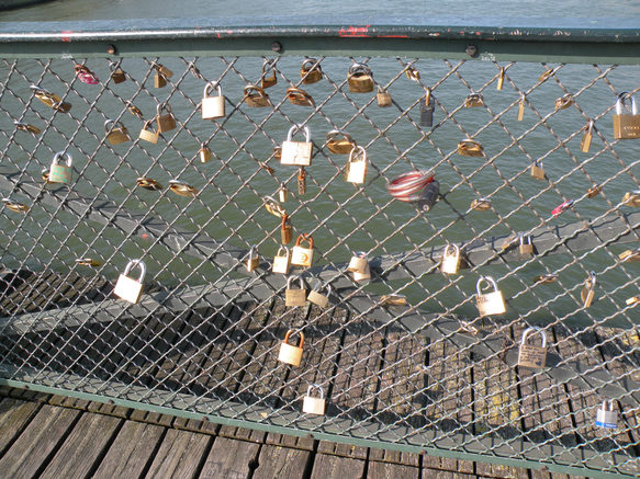  encore des cadenas, pont des arts
